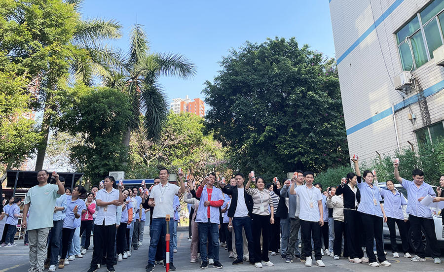 ”聚力同行 繩彩飛揚“~拔河比賽在麻豆AV在线观看人的一聲聲呐喊助威中圓滿結束！